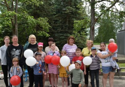 «Давайте за руки возьмёмся»